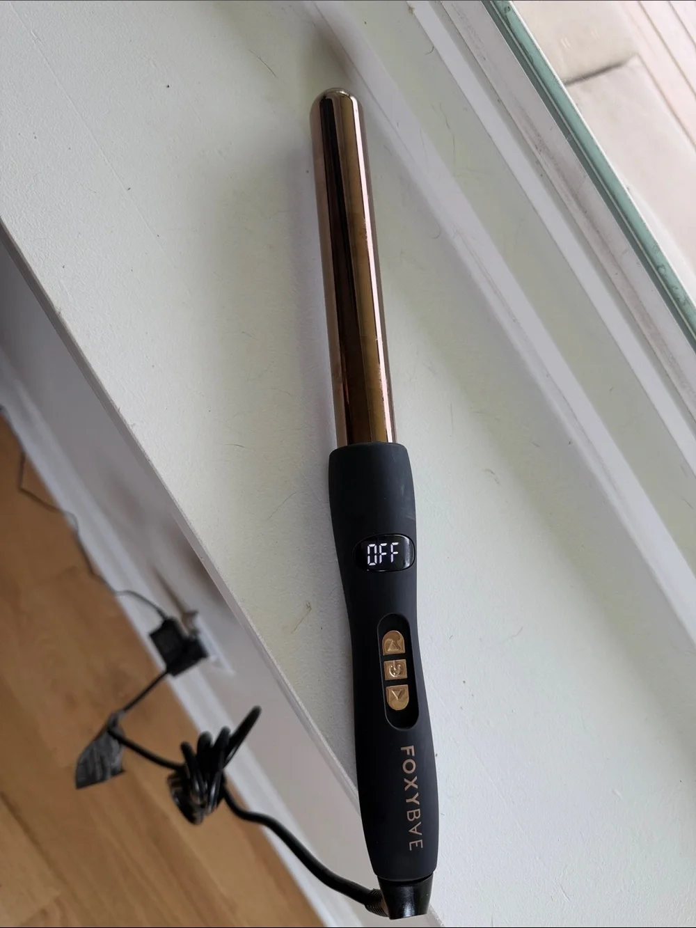 FOXYBAE Rose Gold 1 inch Curling Wand with Black Handle and Heat-Resistant Glove